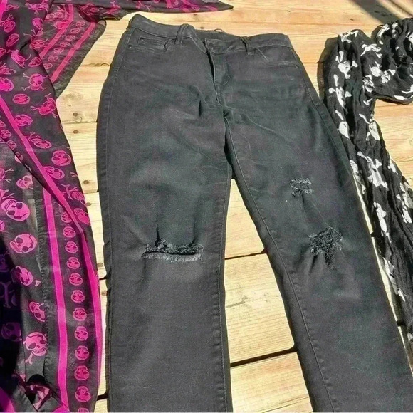 GOTH RIPPED  JEANS & SKULL SCARF BUNDLE - Picture 1 of 4